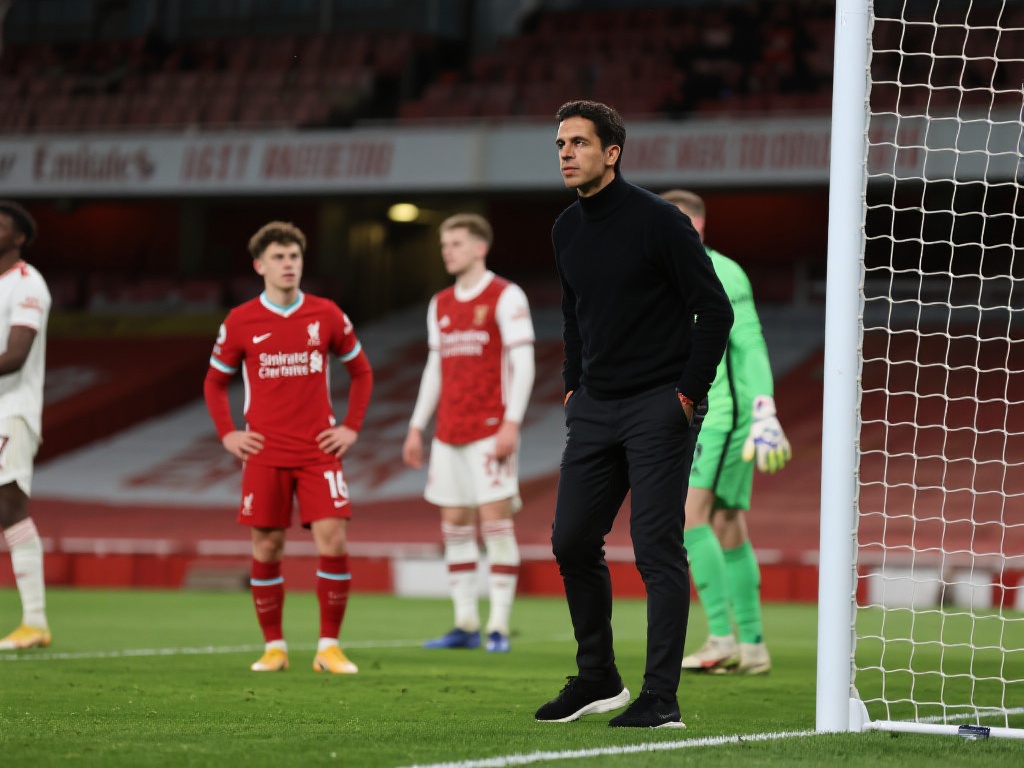 利物浦球迷横幅调侃阿尔特塔：永远的伴娘，难成新娘