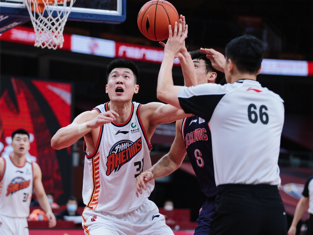 李炎哲篮板争夺中犯规,6次犯规满额无奈离场